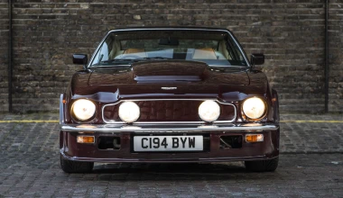 O Sir Elton John πουλάει την Aston Martin του