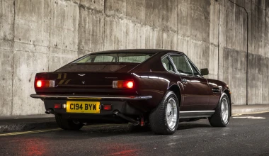 O Sir Elton John πουλάει την Aston Martin του