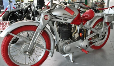 Γιατί έχει κόκκινα ελαστικά το Opel GT;