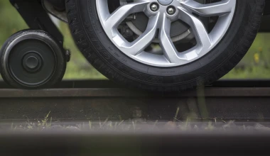 Σέρνει τρένο… το Land Rover (video)