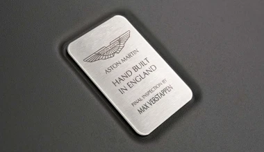 AM-RB 001 για το δρόμο και την πίστα