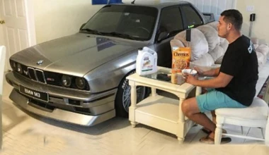 Με μια BMW M3 E30 μέσα στο σπίτι