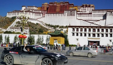 Με Nissan GT-R στο Έβερεστ