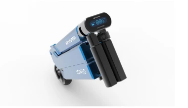 Ένα μικρό scooter στην πόρτα του Hyundai Ioniq