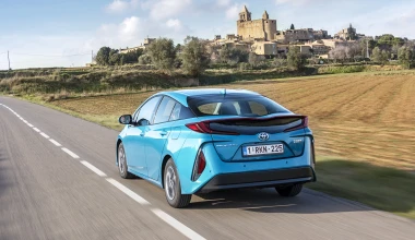 Το Prius που φορτίζει στην πρίζα και καίει 1 lt/100 km