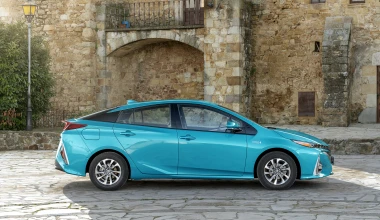 Το Prius που φορτίζει στην πρίζα και καίει 1 lt/100 km