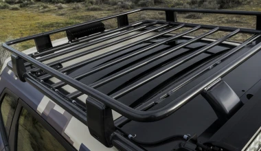 Ένα άγριο Nissan X-Trail με ερπύστριες