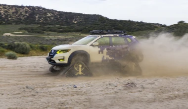 Ένα άγριο Nissan X-Trail με ερπύστριες