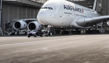 Porsche Cayenne ρυμουλκεί Airbus 285 τόνων (video)