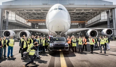 Porsche Cayenne ρυμουλκεί Airbus 285 τόνων (video)