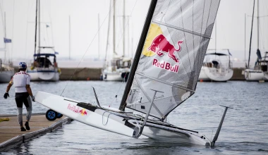 Πετώντας πάνω από τα κύματα (+video)