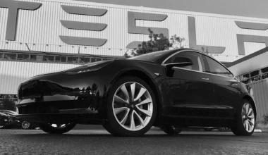 To πρώτο Tesla Model 3 μόλις βγήκε από το εργοστάσιο (Pics)
