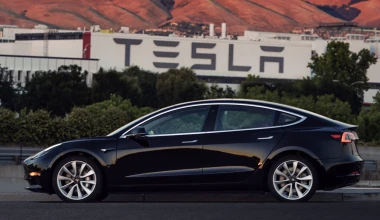 To πρώτο Tesla Model 3 μόλις βγήκε από το εργοστάσιο (Pics)