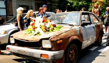 Έκανε κηδεία στο αυτοκίνητό του (Video)