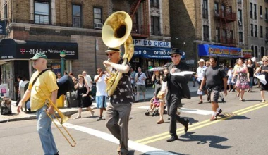 Έκανε κηδεία στο αυτοκίνητό του (Video)