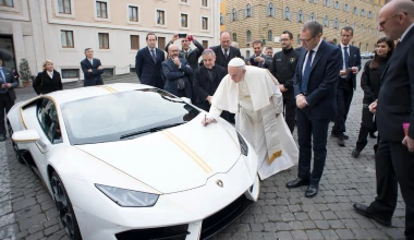 Lamborghini Huracan παίρνει την «ευχή» του Πάπα