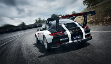 O γρηγορότερος άνθρωπος του κόσμου δοκιμάζει την αγωνιστική Porsche 911