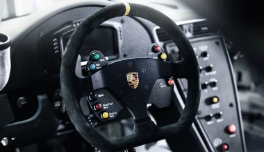 O γρηγορότερος άνθρωπος του κόσμου δοκιμάζει την αγωνιστική Porsche 911