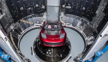 Δισεκατομμυριούχος στέλνει το Tesla Roadster στο… διάστημα