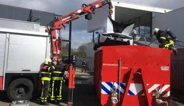 Έριξαν ένα φλεγόμενο BMW i8 σε κοντέινερ με νερό