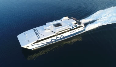 Ένα μονοθέσιο της Formula 1 μέσα στο γρηγορότερο πλοίο