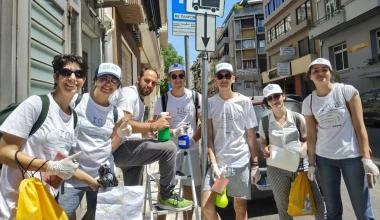 Μήνυμα ελπίδας: Εθελοντές καθάρισαν βανδαλισμένες πινακίδες 