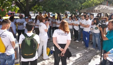 Μήνυμα ελπίδας: Εθελοντές καθάρισαν βανδαλισμένες πινακίδες 