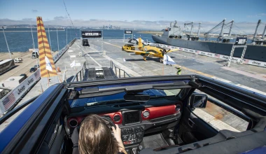 Το νέο pick up της Jeep πάνω σε αεροπλανοφόρο!