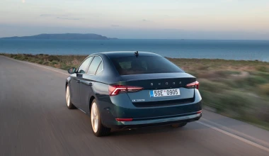 Η νέα Skoda Octavia ποζάρει στο φακό με φόντο την Κρήτη