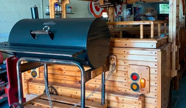 Εντυπωσιακό: Μετέτρεψε ένα Jeep Commander σε… ξύλινο καναπέ