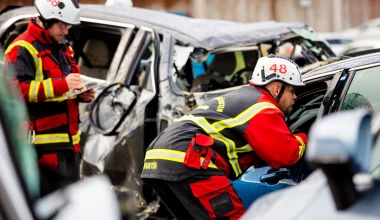 Δείτε τη Volvo να πετάει καινούργια αυτοκίνητα από ύψος 30 μέτρων! (video) 