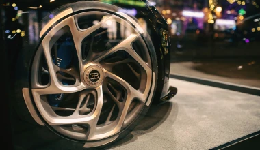 Η Bugatti La Voiture Noire έκλεψε τη λάμψη από το χριστουγεννιάτικο δέντρο