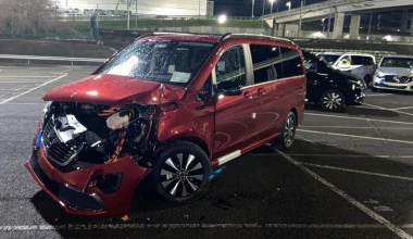 Video: Τον απέλυσαν και κατέστρεψε με μπουλντόζα 50 βαν της Mercedes-Benz!