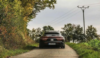 Ο Webber στο τιμόνι της Porsche Taycan Cross Turismo