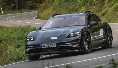 Ο Webber στο τιμόνι της Porsche Taycan Cross Turismo