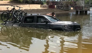 Ο οδηγός αυτού του Ram 1500 TRX πίστευε ότι το αυτοκίνητο είναι άτρωτο!