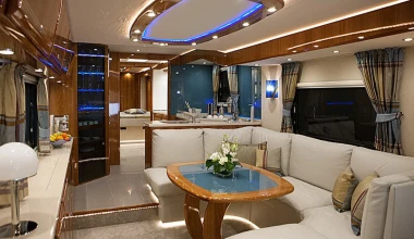 Αυτό το αυτοκινούμενο τροχόσπιτο κοστίζει 6,5 εκατομμύρια και έχει μια Bugatti στο γκαράζ του! [Video]