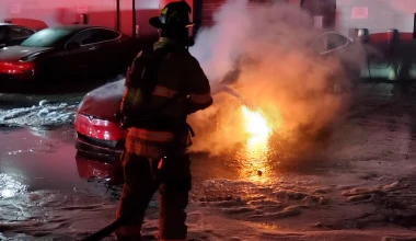 Ένα Tesla Model S P100D πήρε φωτιά σε συνεργείο!