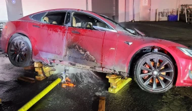 Ένα Tesla Model S P100D πήρε φωτιά σε συνεργείο!