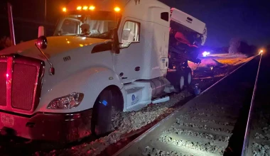 Τρένο διαλύει φορτηγό που μετέφερε αυτοκίνητα [Video]