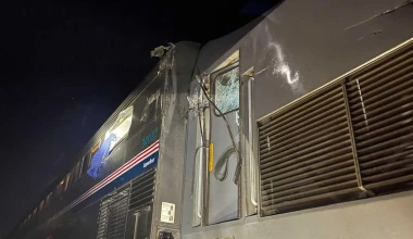 Τρένο διαλύει φορτηγό που μετέφερε αυτοκίνητα [Video]