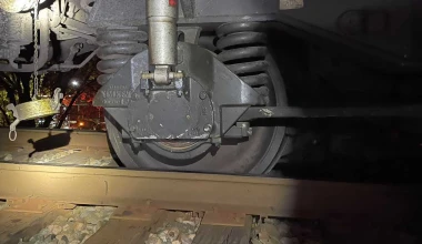 Τρένο διαλύει φορτηγό που μετέφερε αυτοκίνητα [Video]