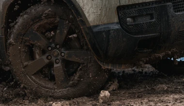 Το Land Rover Defender οργώνει σε off-road διαδρομές στην Ελλάδα 