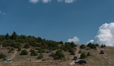 Το Land Rover Defender οργώνει σε off-road διαδρομές στην Ελλάδα