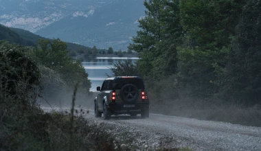 Το Land Rover Defender οργώνει σε off-road διαδρομές στην Ελλάδα