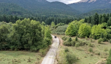 Το Land Rover Defender οργώνει σε off-road διαδρομές στην Ελλάδα