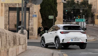 Οδηγούμε το νέο Lexus LBX: Ταράζει τα νερά το premium B-SUV