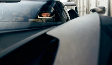 Αυτός ο άνθρωπος οδηγεί τη βολίδα της Bugatti αξίας 4 εκατ. ευρώ