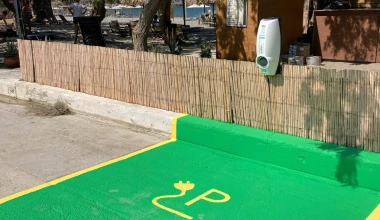 Διακοπές με ηλεκτρικό αυτοκίνητο σε νησί - Πού θα φορτίσεις μόλις φτάσεις στο λιμάνι;