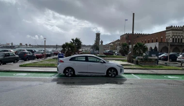 Διακοπές με ηλεκτρικό αυτοκίνητο σε νησί - Πού θα φορτίσεις μόλις φτάσεις στο λιμάνι; 